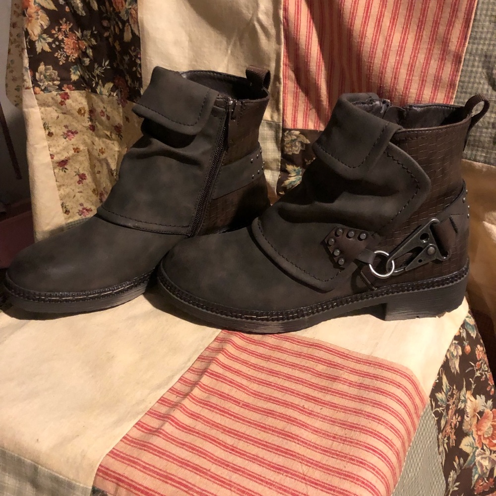 NWOT Emmshu ankle boots
